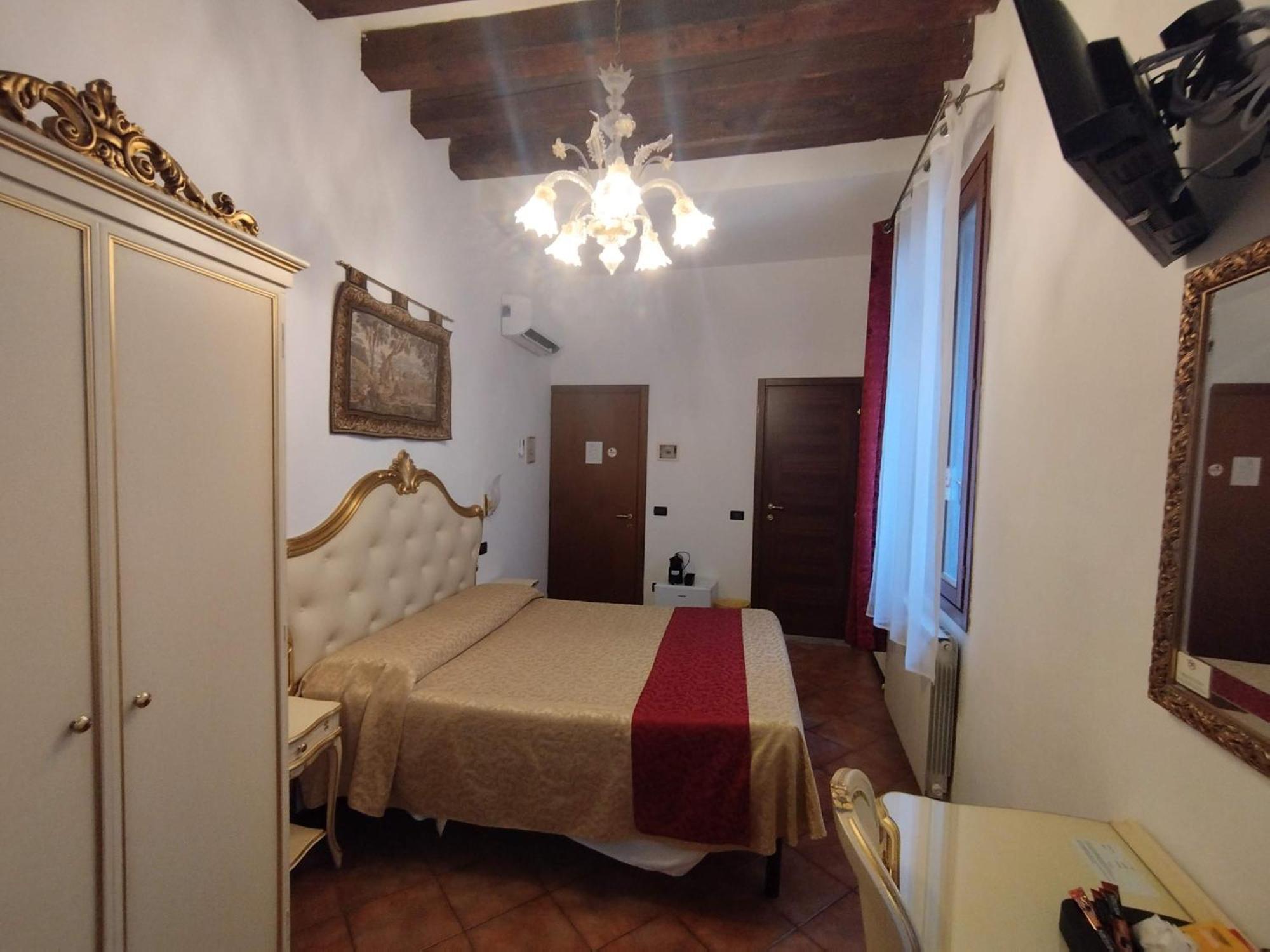 Ss. Giovanni E Paolo Affittacamere 2*